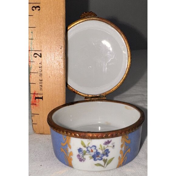 Limoges France Ceramic Trinket Box With Floral Design & Gold Accents - Picture 10 of 10